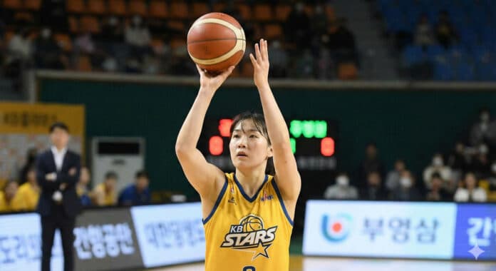 WKBL 경기에서 KB스타즈 선수가 자유투를 시도하는 장면