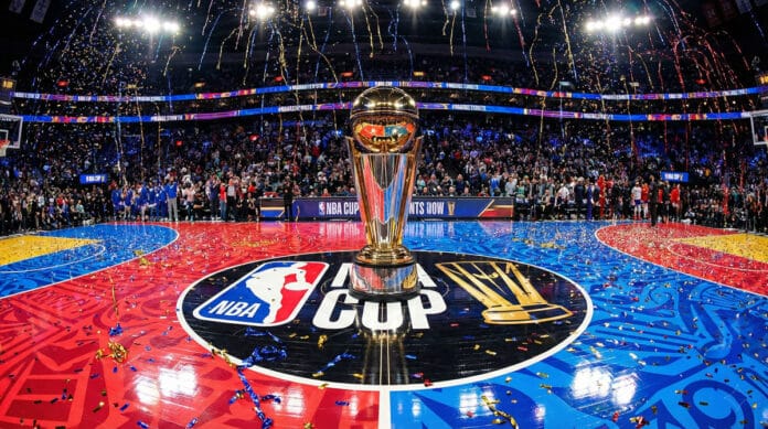 NBA 컵 우승 트로피가 코트 중앙에 놓여 있는 장면입니다.